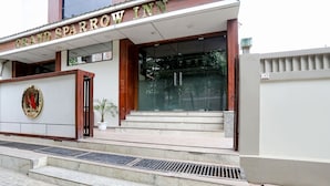 L'ingresso di un hotel con un cartello che recita 'Grand Sparrow Inn'.