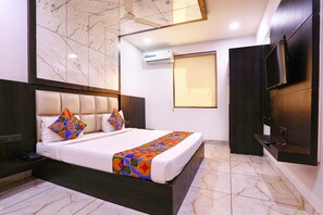 Egyptian cotton sheets, premium bedding, in-room safe, free WiFi - Fabhotel Grand Sparrow (Agra)