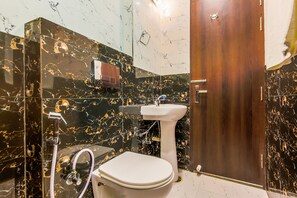 Deluxe-rum | Badrum | Dusch, regndusch, gratis toalettartiklar och handdukar