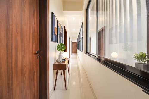 Fabhotel Royal Suits