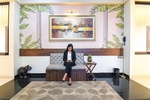 Lobby sitting area - Fabhotel Royal Suits (Pune)