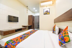 Egyptian cotton sheets, premium bedding, in-room safe, free WiFi - Fabhotel Royal Suits (Pune)