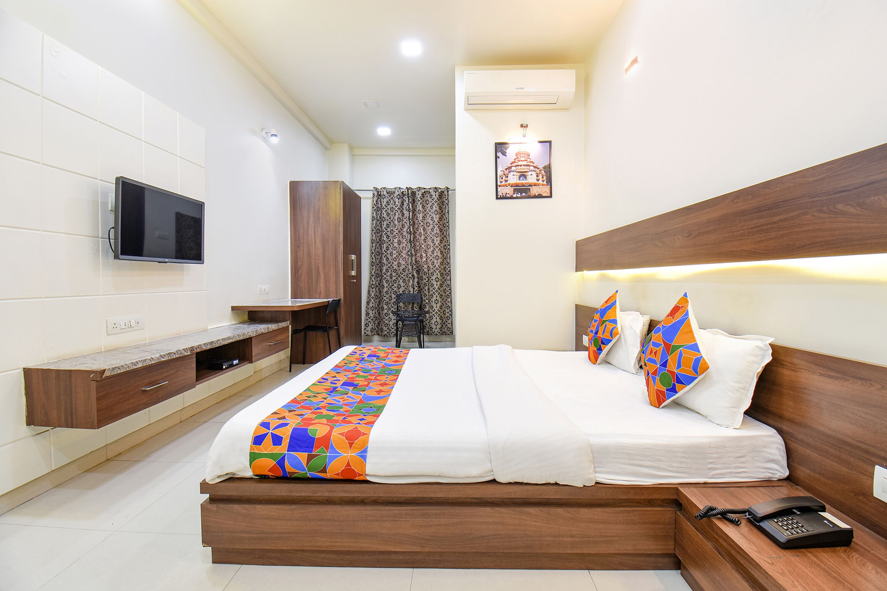 Egyptian cotton sheets, premium bedding, in-room safe, free WiFi