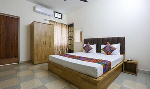 Egyptian cotton sheets, premium bedding, in-room safe, free WiFi - Fabhotel White Retreat Inn (Vikasnagar)