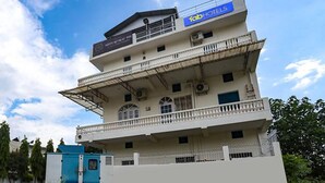 Un edificio de varios pisos con un cartel que dice 'fabHOTELS' en la parte superior.
