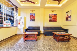 Lobby sitting area - Fabhotel Samrat Regency (Udaipur)