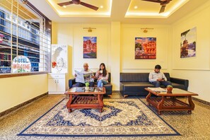 Lobby sitting area - Fabhotel Samrat Regency (Udaipur)