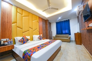 Family Room | Egyptian cotton sheets, premium bedding, in-room safe, soundproofing - Fabhotel Grand Villa (New Delhi)