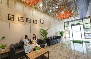 Lobby sitting area - Fabhotel The Crystal Palace (New Delhi)