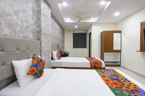 Egyptian cotton sheets, premium bedding, in-room safe, free WiFi - Fabhotel Royal Signature (Hyderabad)
