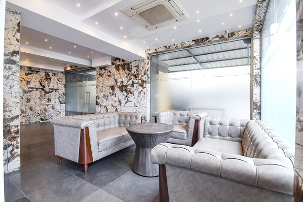 Coin salon dans le hall