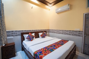 Deluxe Room | Egyptian cotton sheets, premium bedding, in-room safe, desk - Fabhotel SS Dham - 200m from prem Mandir (Mathura)