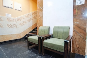 Coin salon dans le hall