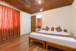 Deluxe Room | Egyptian cotton sheets, premium bedding, in-room safe, free WiFi - Fabhotel Day'S Inn (Srinagar)