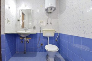 Deluxe Room | Bathroom | Shower, rainfall showerhead, free toiletries, towels - Fabhotel Day'S Inn (Srinagar)