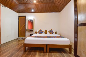 ملاءات من القطن المصري وأغطية فراش متميزة وخزنة داخل الغرفة