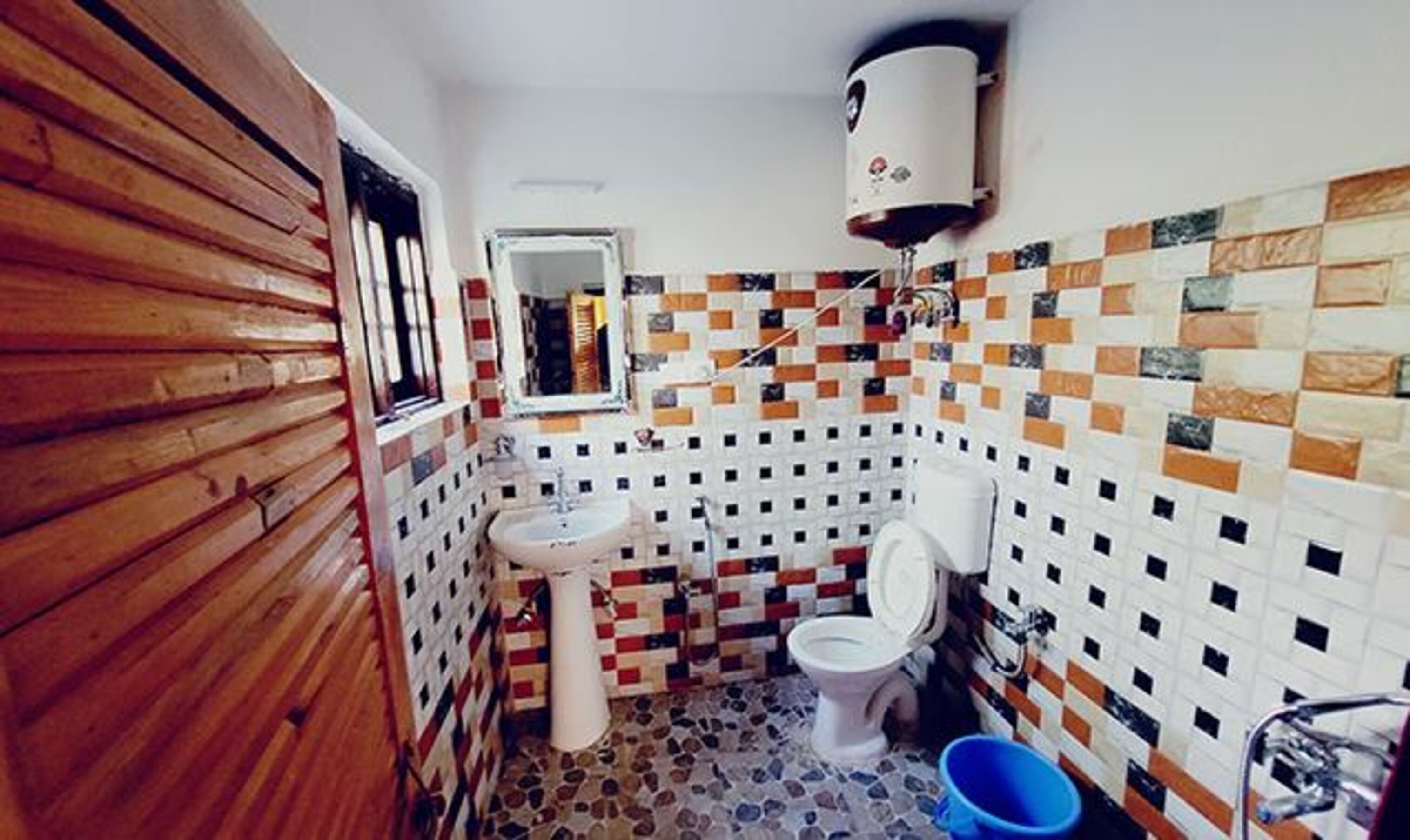 Shower, rainfall showerhead, free toiletries, towels