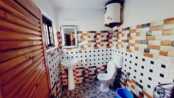 Shower, rainfall showerhead, free toiletries, towels