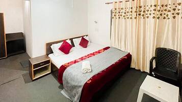 Deluxe Room | Egyptian cotton sheets, premium bedding, in-room safe, WiFi (free)