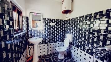 Deluxe Room | Bathroom | Shower, rainfall showerhead, free toiletries, towels