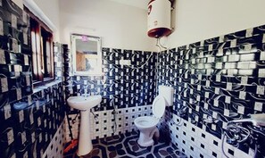 Quarto luxo | Banheiro | Chuveiro, chuveiro com efeito de chuva, produtos de toalete grátis