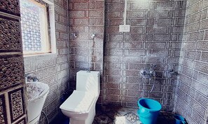 Shower, rainfall showerhead, free toiletries, towels - Fabhotel Ta Hayaat (Srinagar)