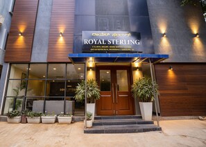 Pintu masuk properti