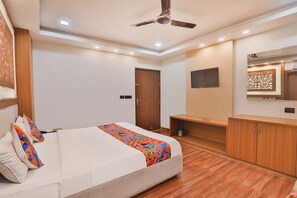 ملاءات من القطن المصري وأغطية فراش متميزة وخزنة داخل الغرفة