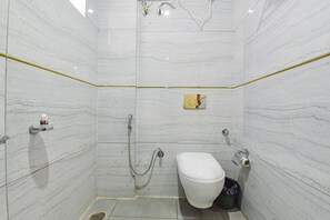 Dusche, Regendusche, kostenlose Toilettenartikel, Handtücher