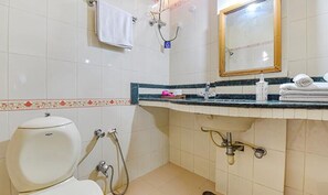 Deluxe Room | Bathroom | Shower, rainfall showerhead, free toiletries, towels - Fabhotel Prism Homestay (Jaipur)