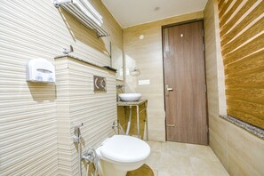 Shower, rainfall showerhead, free toiletries, towels