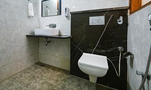 华丽客房 | 浴室 | 淋浴设施、大花洒淋浴喷头、免费洗浴用品、毛巾