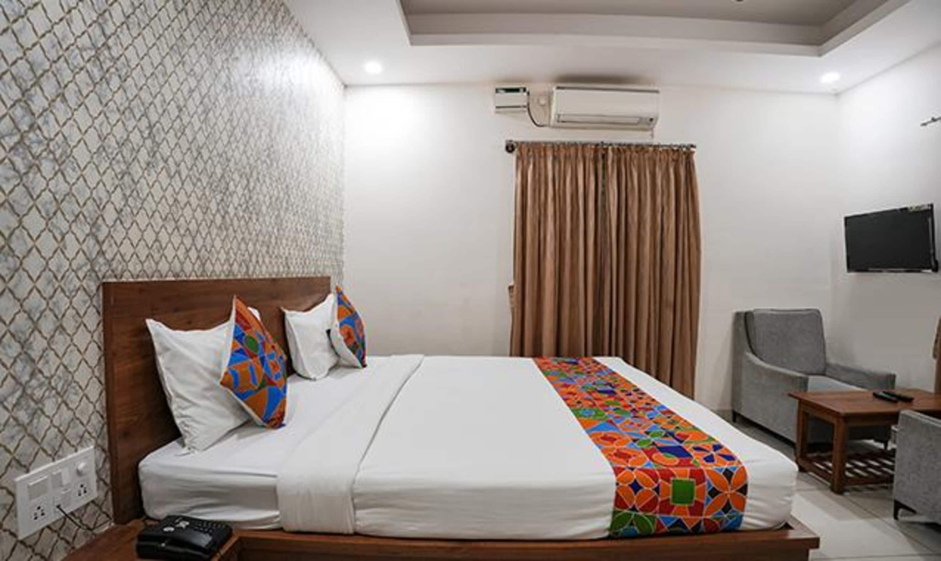 Egyptian cotton sheets, premium bedding, in-room safe, free WiFi