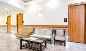 Lobby sitting area - Fabhotel 7 Square (Mumbai)