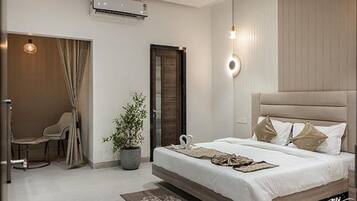 Egyptian cotton sheets, premium bedding, in-room safe, WiFi (free)