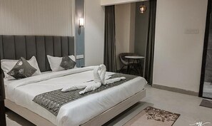 Egyptian cotton sheets, premium bedding, in-room safe, free WiFi - Fabhotel Prime Lavkush (Raipur)