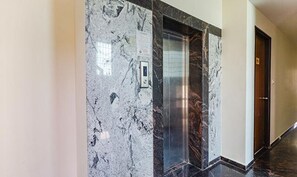Lift - Fabhotel De Luxe (Chennai)