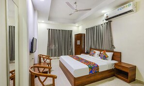 Egyptian cotton sheets, premium bedding, in-room safe, free WiFi - Fabhotel De Luxe (Chennai)