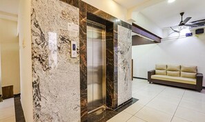 Elevator - Fabhotel De Luxe (Chennai)