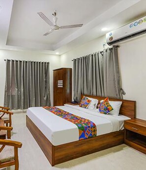 Egyptian cotton sheets, premium bedding, in-room safe, free WiFi - Fabhotel De Luxe (Chennai)