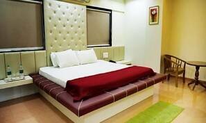 Deluxe Room | Egyptian cotton sheets, premium bedding, in-room safe, free WiFi - Fabhotel Sai Leela (Nashik)