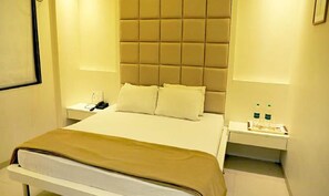 Egyptian cotton sheets, premium bedding, in-room safe, free WiFi - Fabhotel Sai Leela (Nashik)