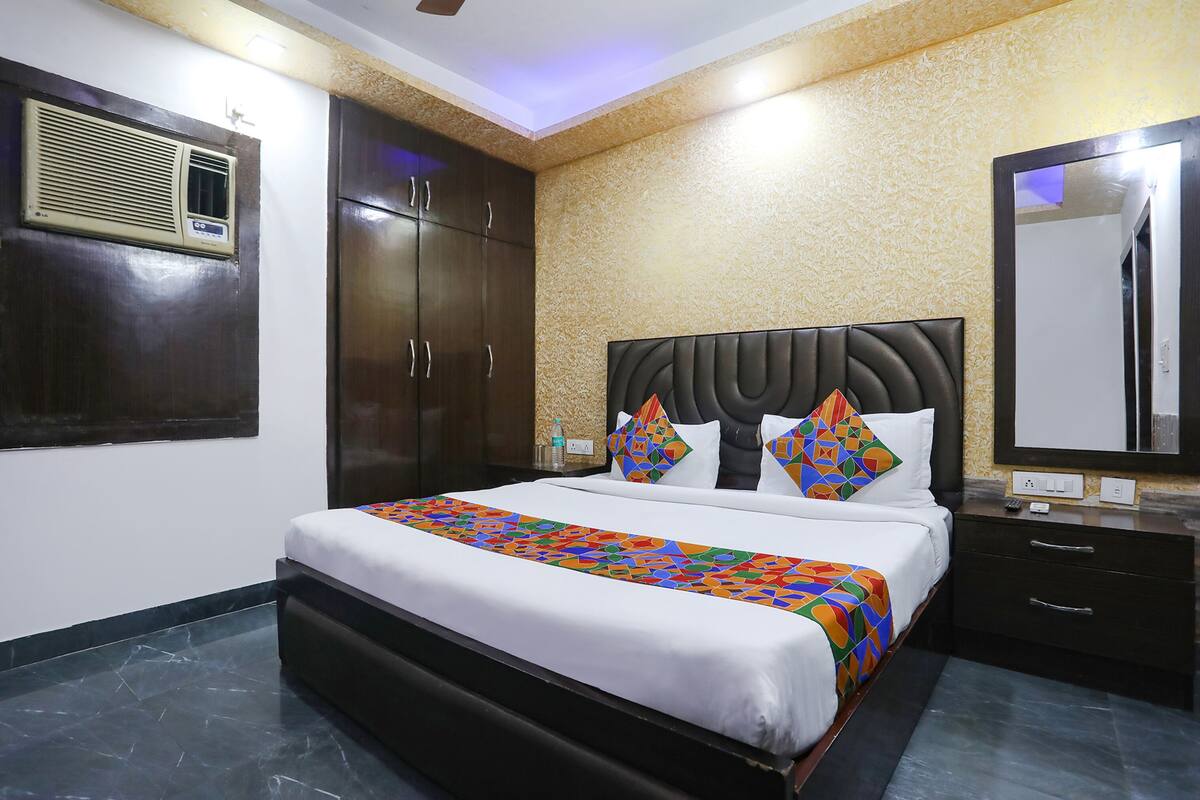 Deluxe Room | Egyptian cotton sheets, premium bedding, in-room safe, WiFi (free)