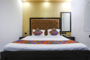 Egyptian cotton sheets, premium bedding, in-room safe, free WiFi - Fabhotel Nk Residency (New Delhi)