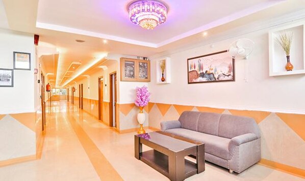 Lobby sitting area - Fabhotel Galaxy International (Lucknow)
