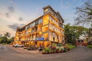 Ein mehrstöckiges Hotel mit einem Schild, auf dem "fab hotels" steht.