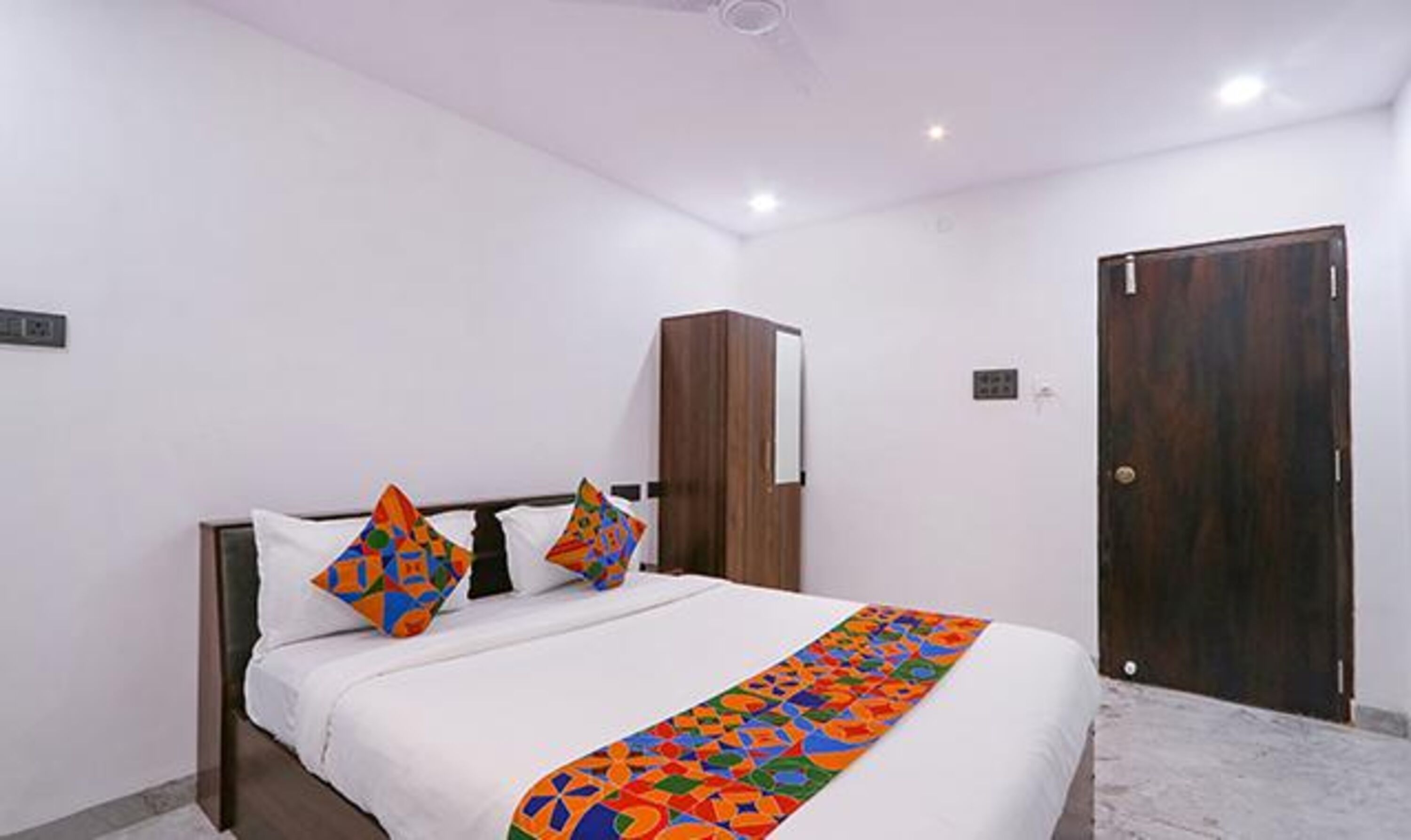 Un dormitorio con una cama, un armario y una puerta.