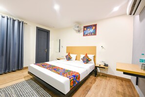 Deluxe Room | Egyptian cotton sheets, premium bedding, in-room safe, free WiFi - Fabexpress Twamev (New Delhi)