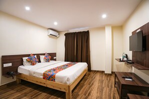 Egyptian cotton sheets, premium bedding, in-room safe, free WiFi - Fabhotel Shreyas Shack (Bengaluru)