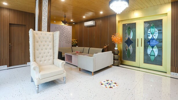 Lobby sitting area - Fabhotel The 3 Idiots (Vikasnagar)